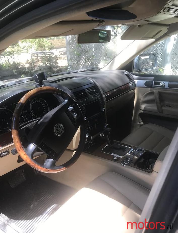 2006' Volkswagen Touareg photo #1