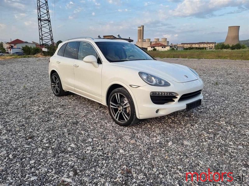 2011' Porsche Cayenne photo #2