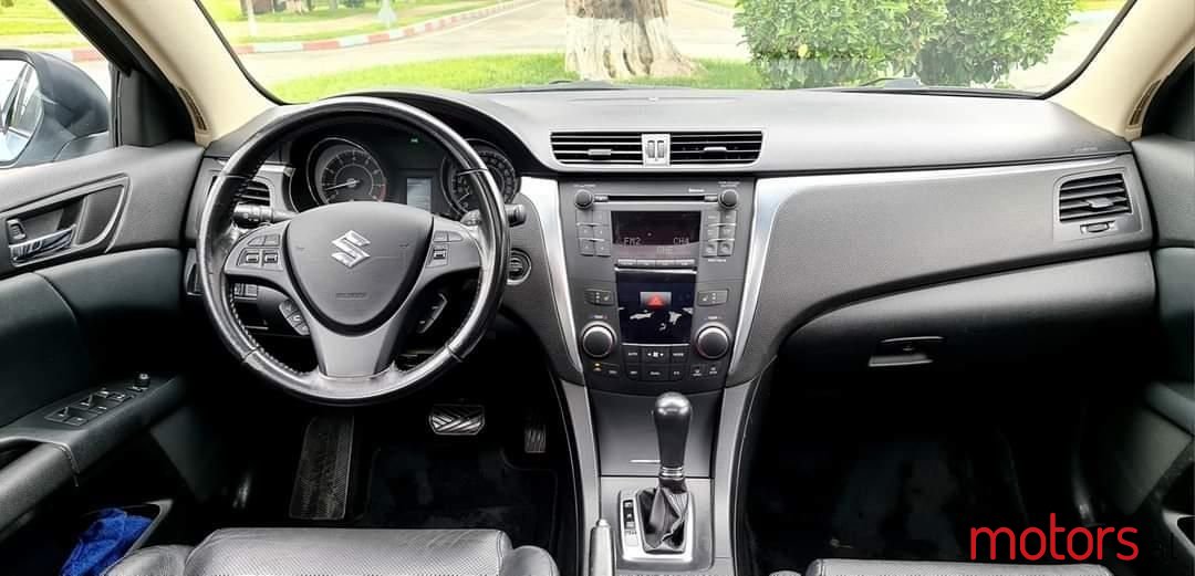 2011' Suzuki Kizashi photo #3