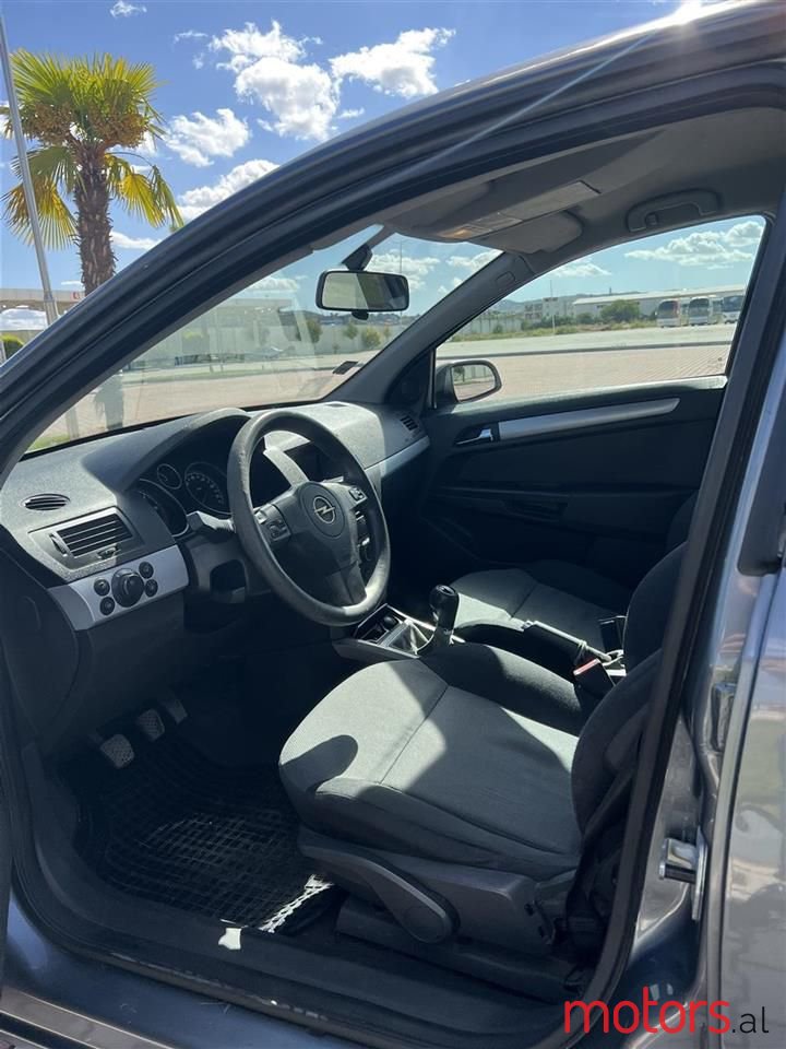 2005' Opel Astra photo #2