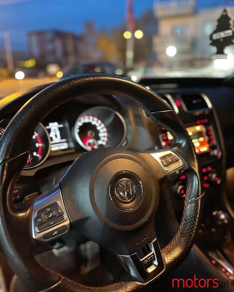 2011' Volkswagen Golf photo #6