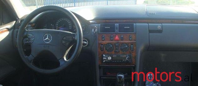 2003' Mercedes-Benz E-Class photo #2