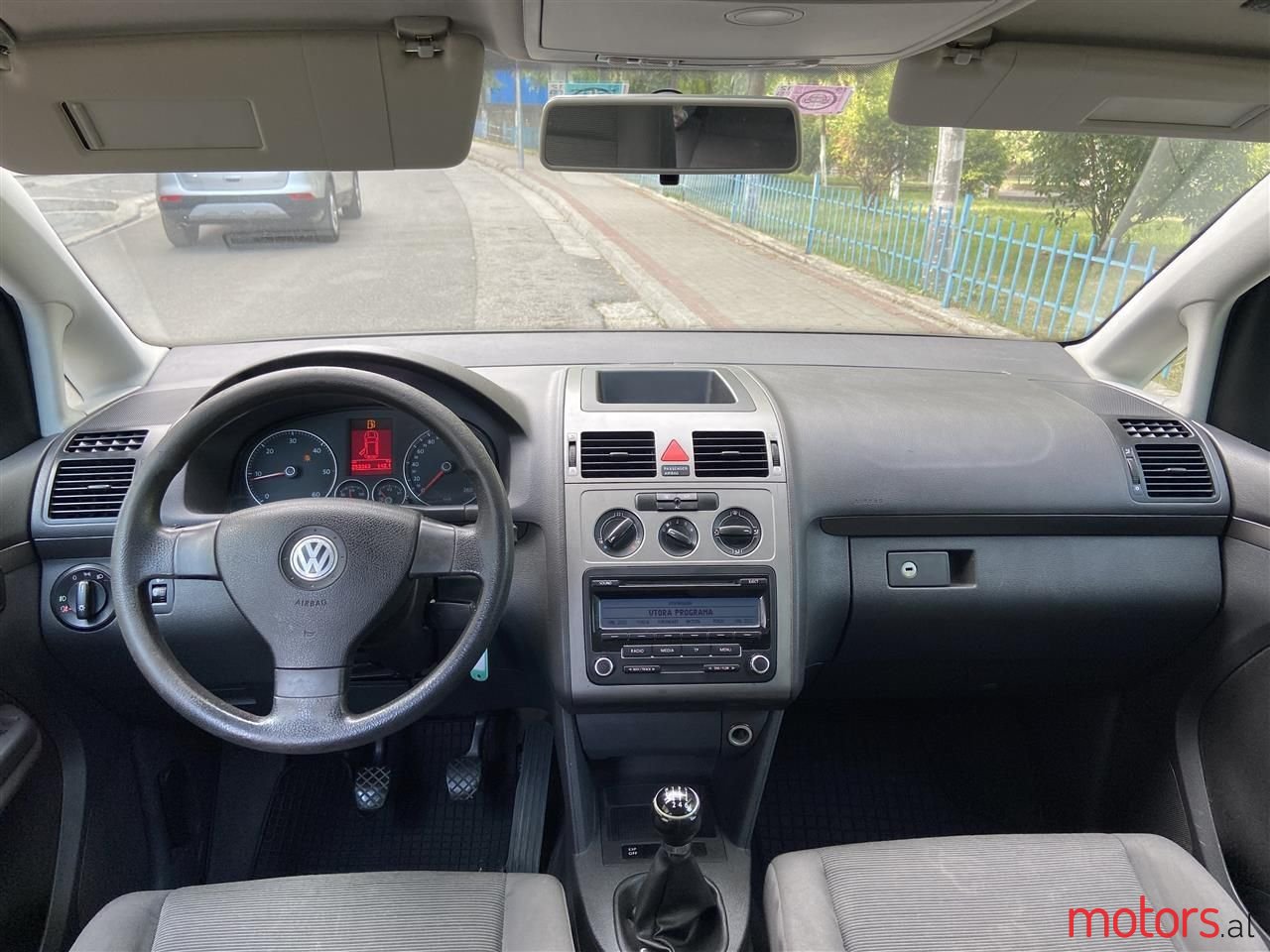 2008' Volkswagen Touran photo #6