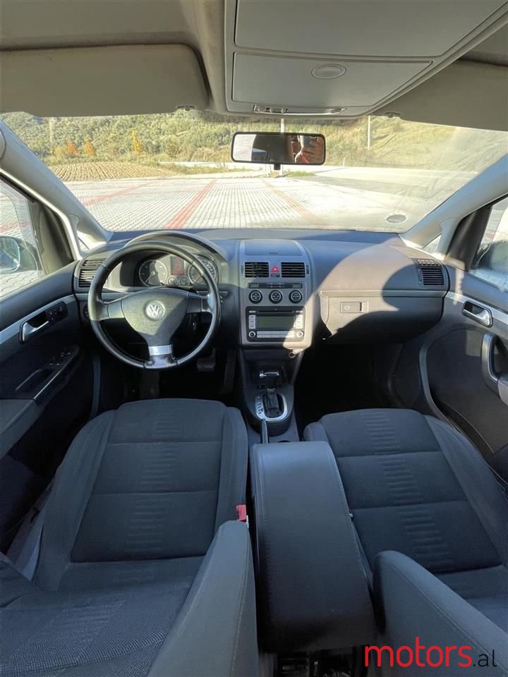 2008' Volkswagen Touran photo #6