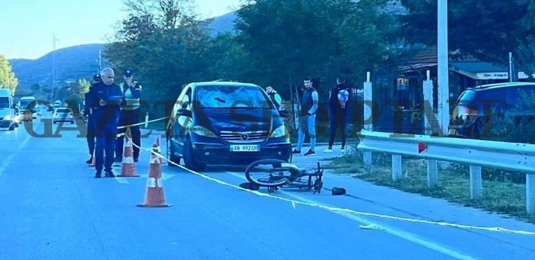 Aksident i rëndë në Korçë! Makina përplas qytetarin që po ecte me biçikletë dhe e bën për reaminacion