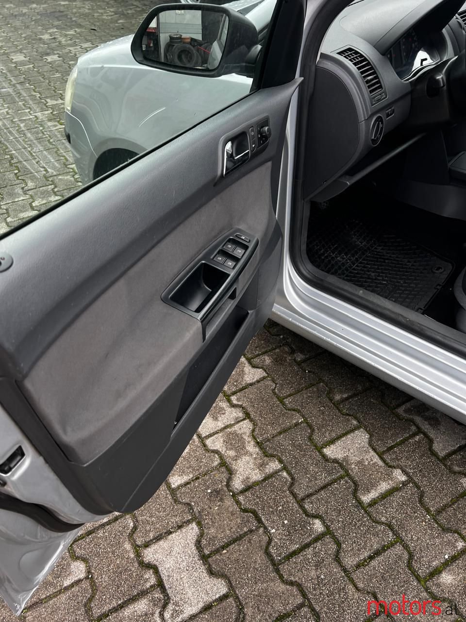 2008' Volkswagen Polo photo #4