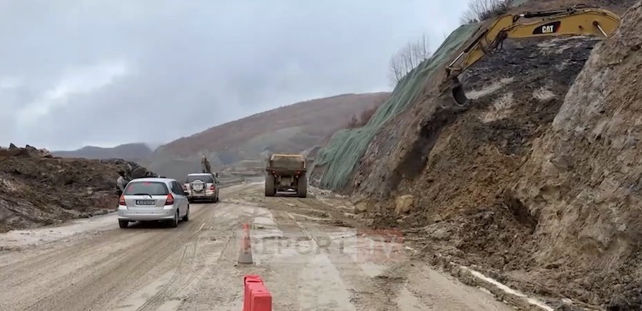 Rrëshqitje dheu në aksin Qukës-Qafë Plloç