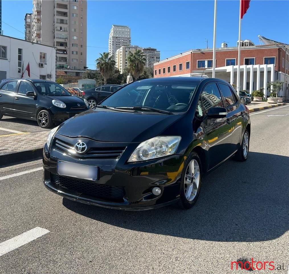 2011' Toyota Auris photo #1