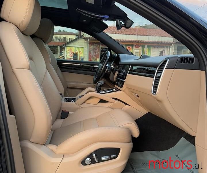 2020' Porsche Cayenne photo #6