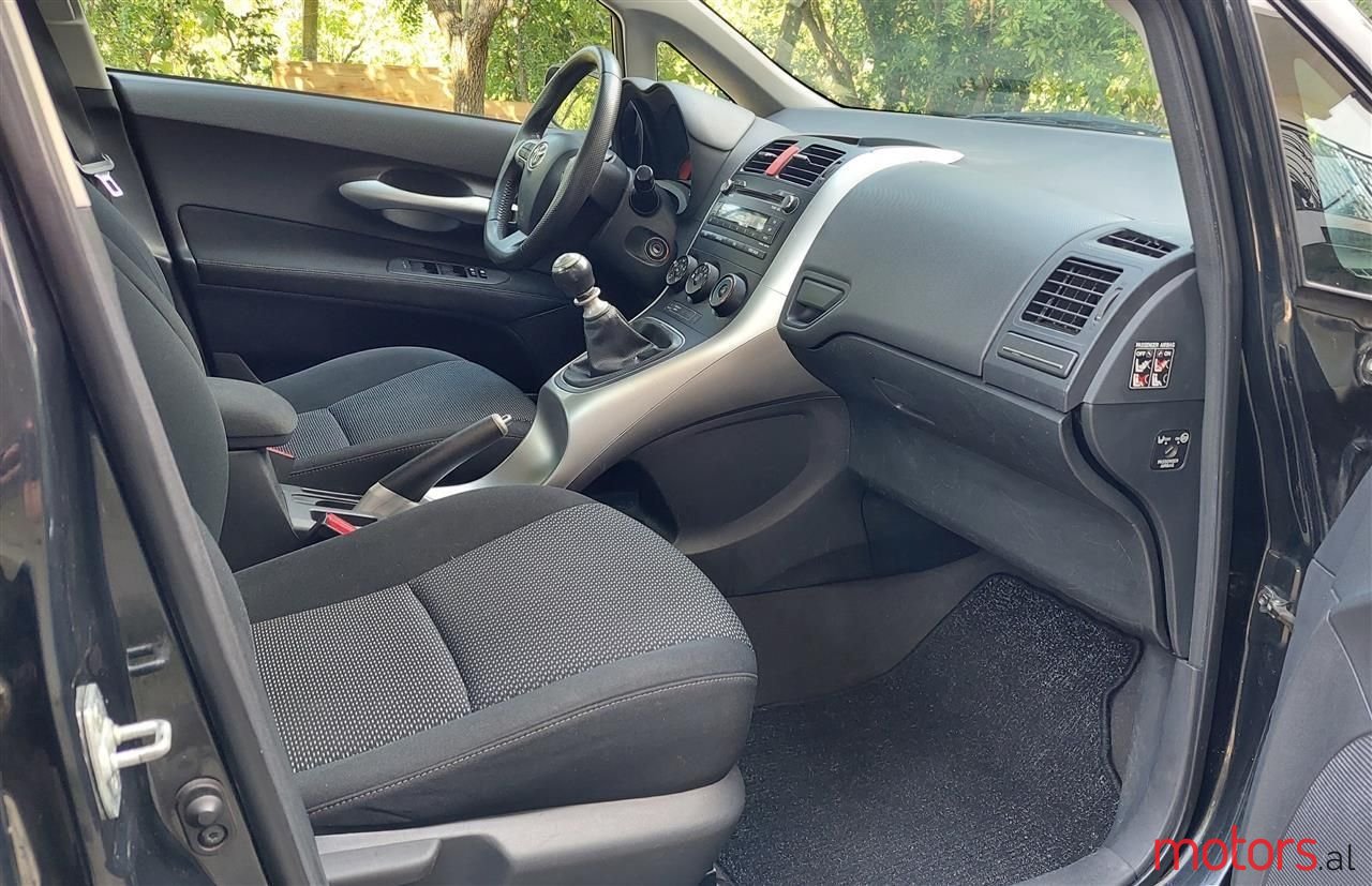 2010' Toyota Auris photo #3