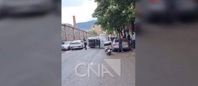 Aksident në Tiranë/ Përmbyset makina tek "Oxhaku"