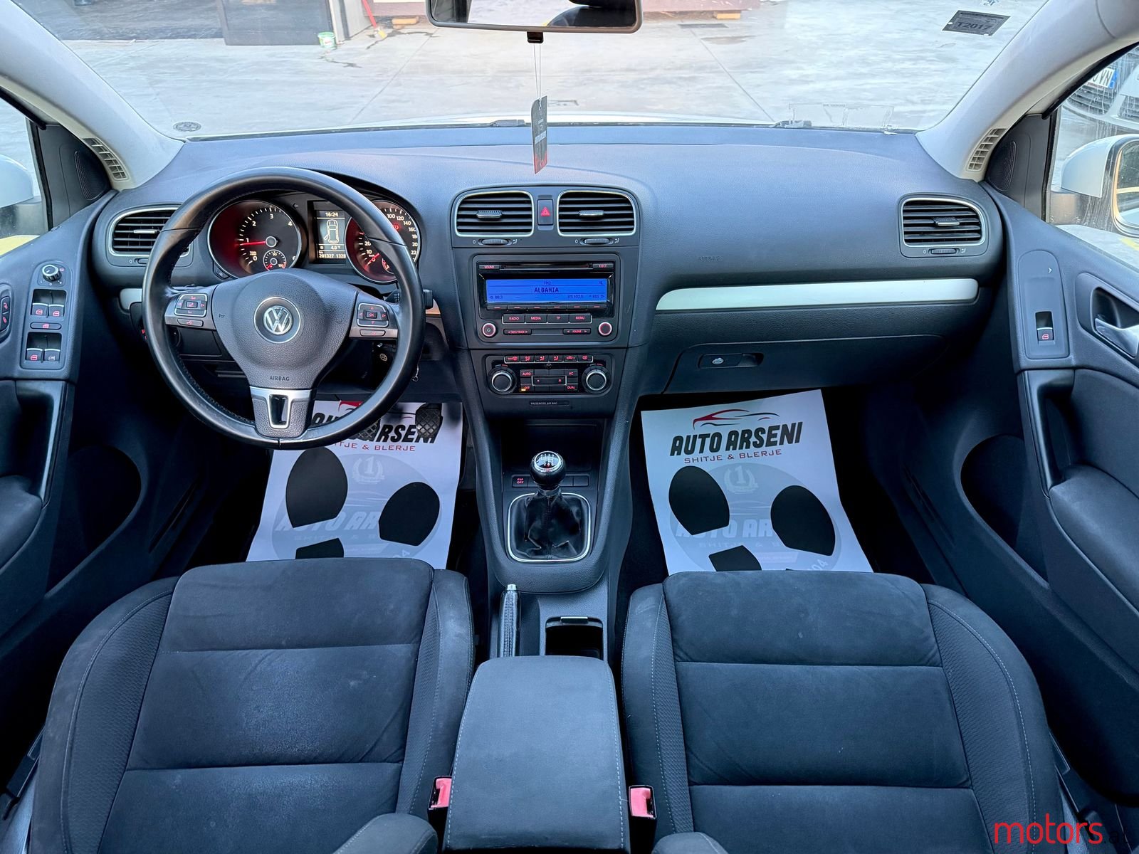 2009' Volkswagen Golf photo #3