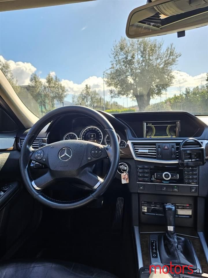 2011' Mercedes-Benz E 200 photo #6