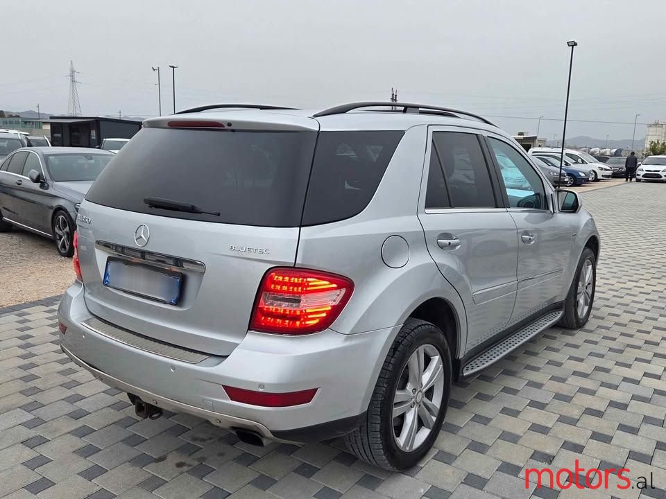 2011' Mercedes-Benz 350 photo #4