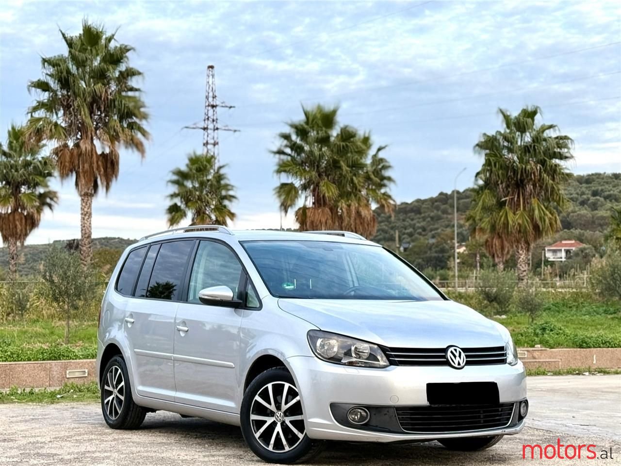 2011' Volkswagen Touran photo #1
