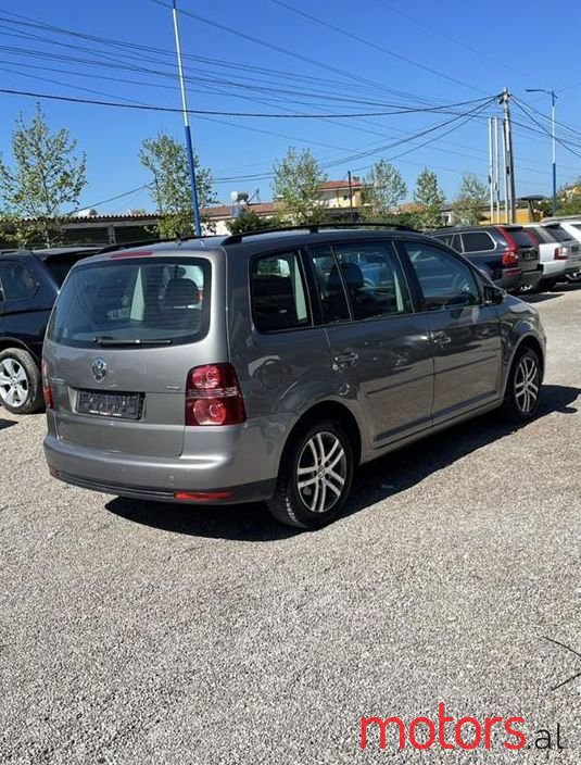 2010' Volkswagen Touran photo #2