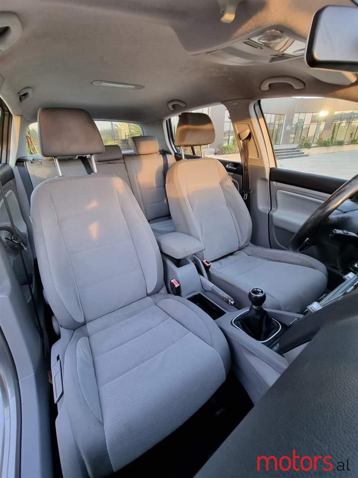 2008' Volkswagen Golf photo #5