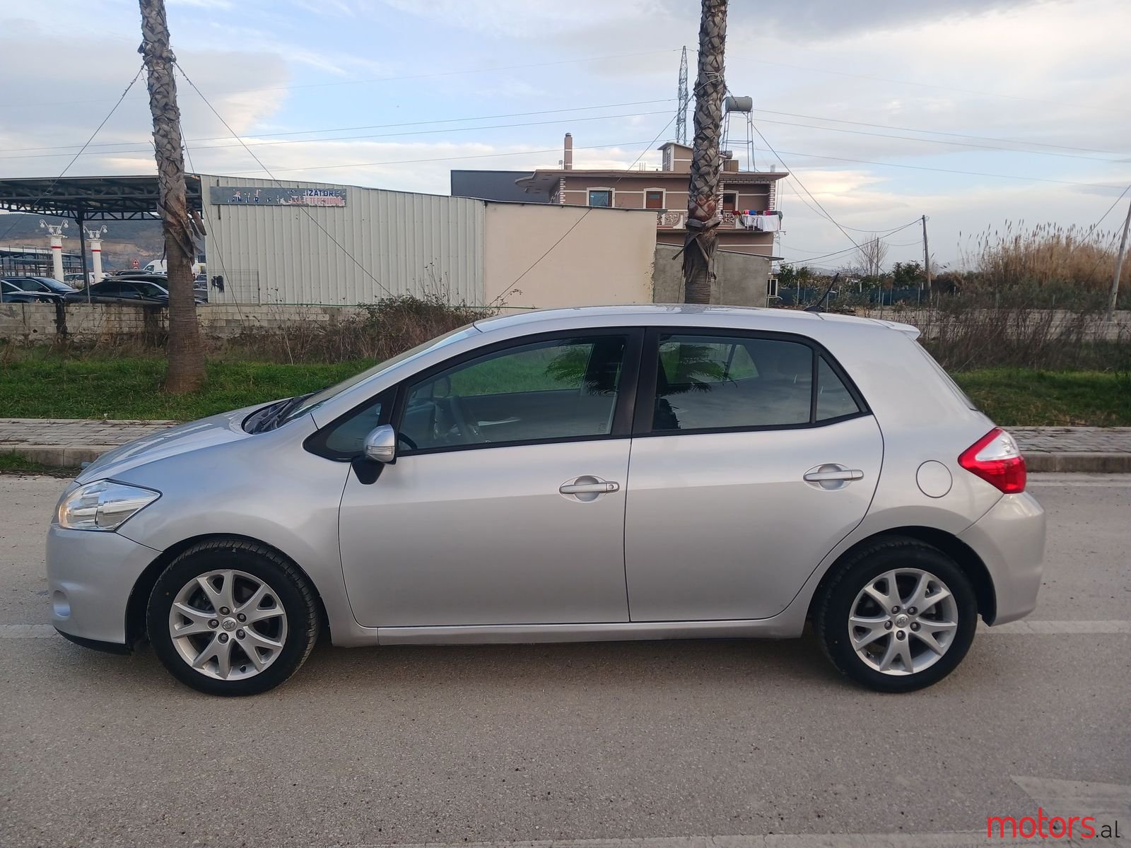 2012' Toyota Auris photo #4