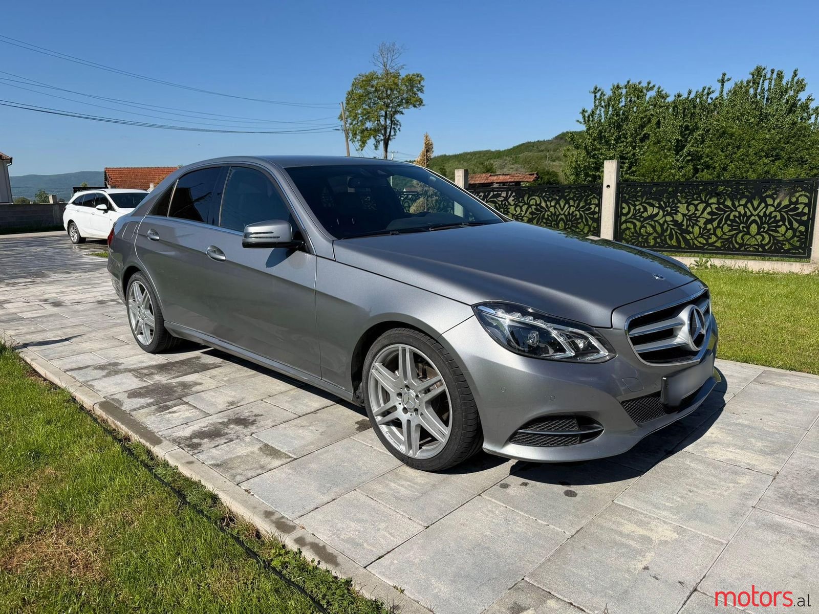 2013' Mercedes-Benz E 220 photo #1