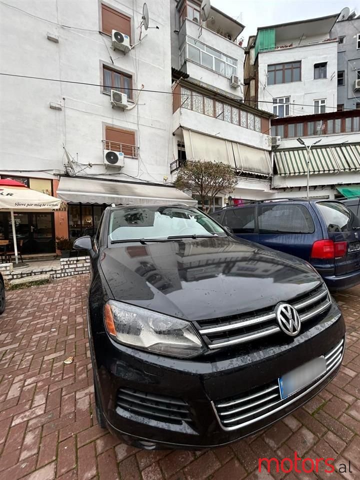 2011' Volkswagen Touareg photo #4