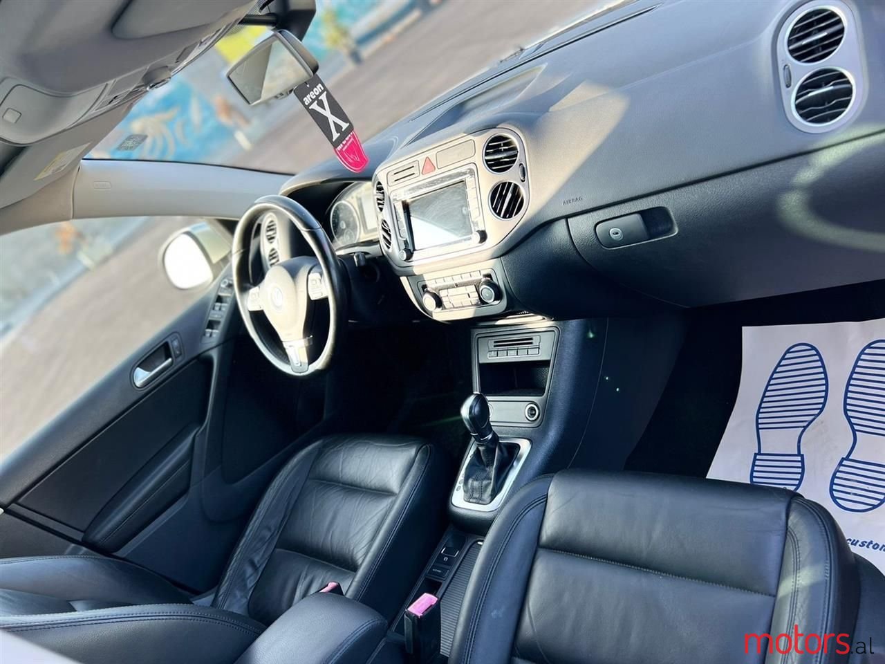 2011' Volkswagen Tiguan photo #4