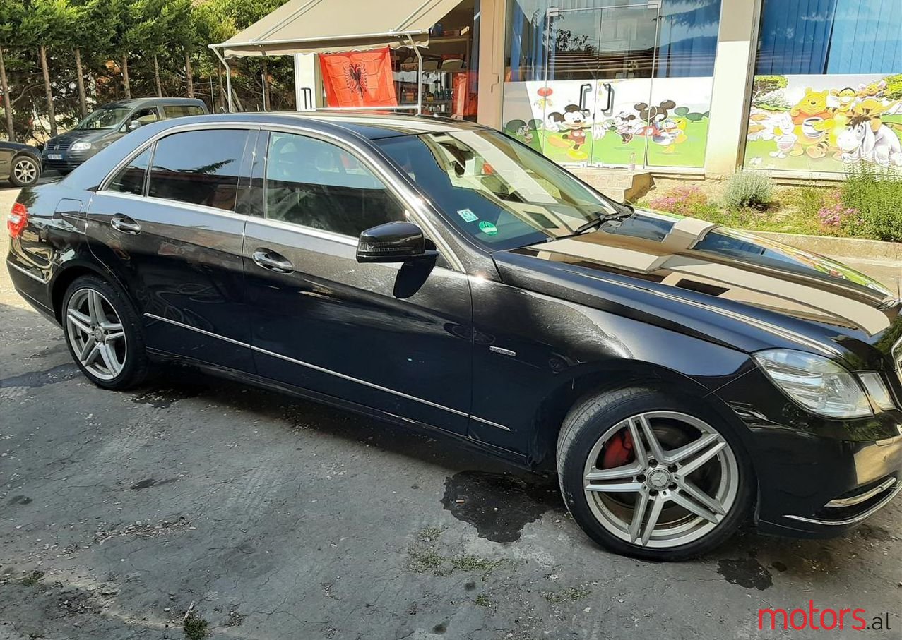 2011' Mercedes-Benz E 300 photo #1