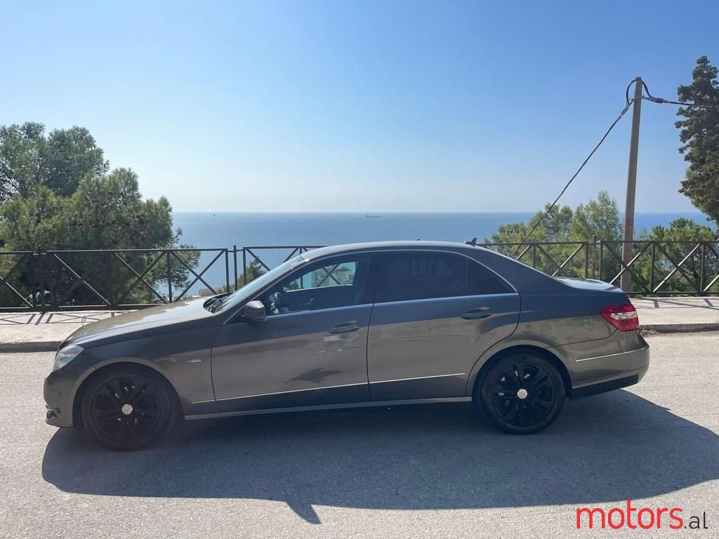 2011' Mercedes-Benz E 220 photo #5