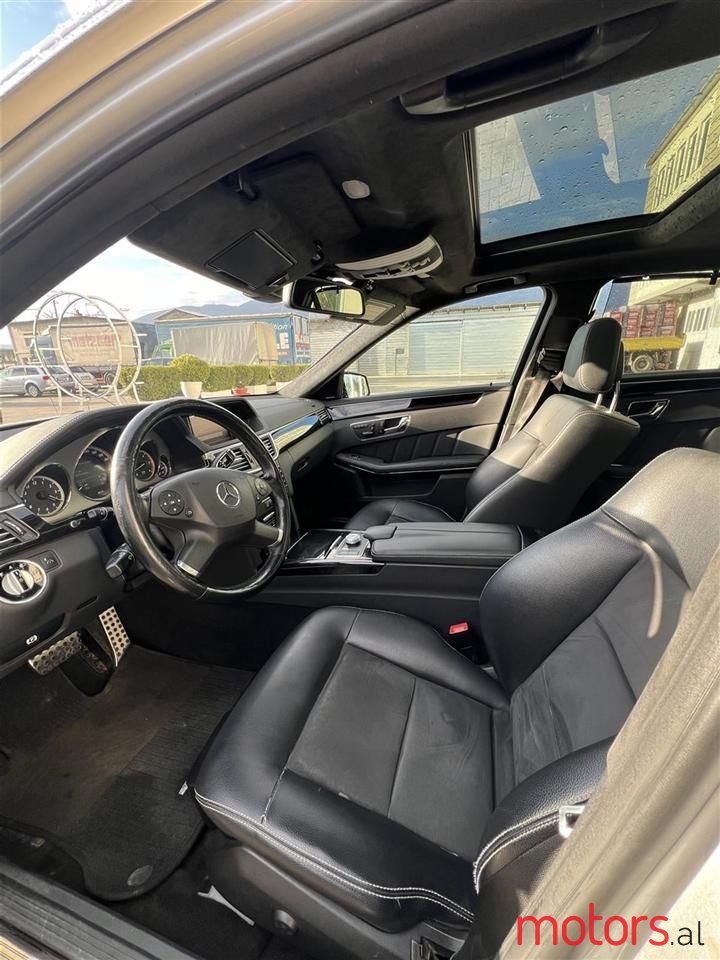 2011' Mercedes-Benz E 350 photo #5