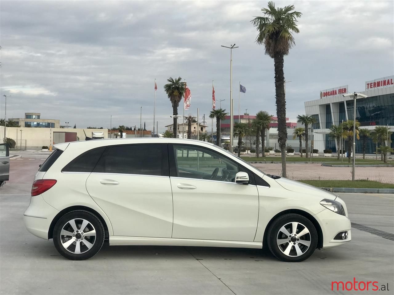 2013' Mercedes-Benz B 180 photo #5