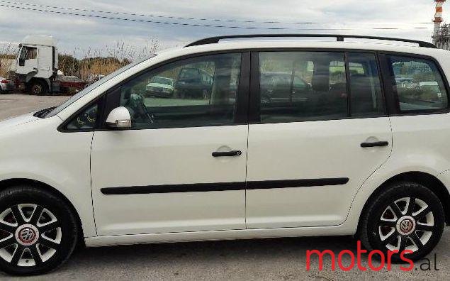 2004' Volkswagen Touran photo #1