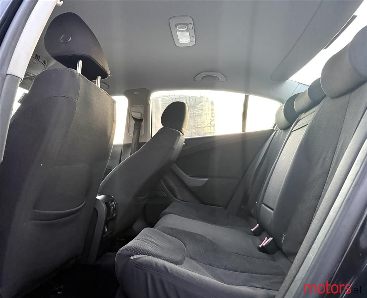 2007' Volkswagen Passat photo #3