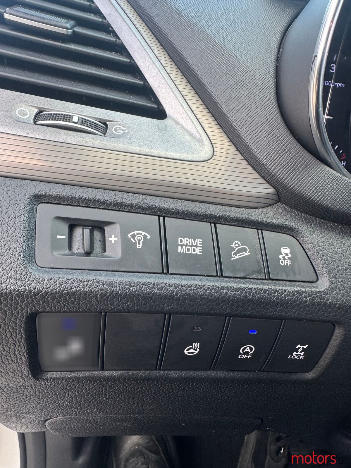 2016' Hyundai Santa Fe photo #2