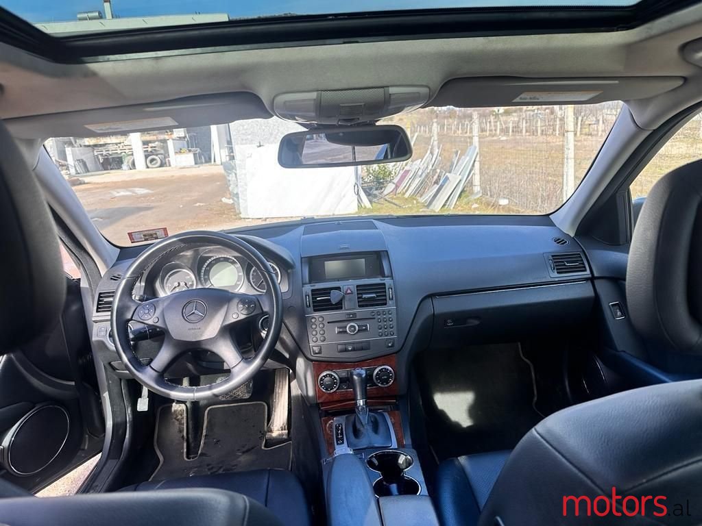 2011' Mercedes-Benz 300 photo #3