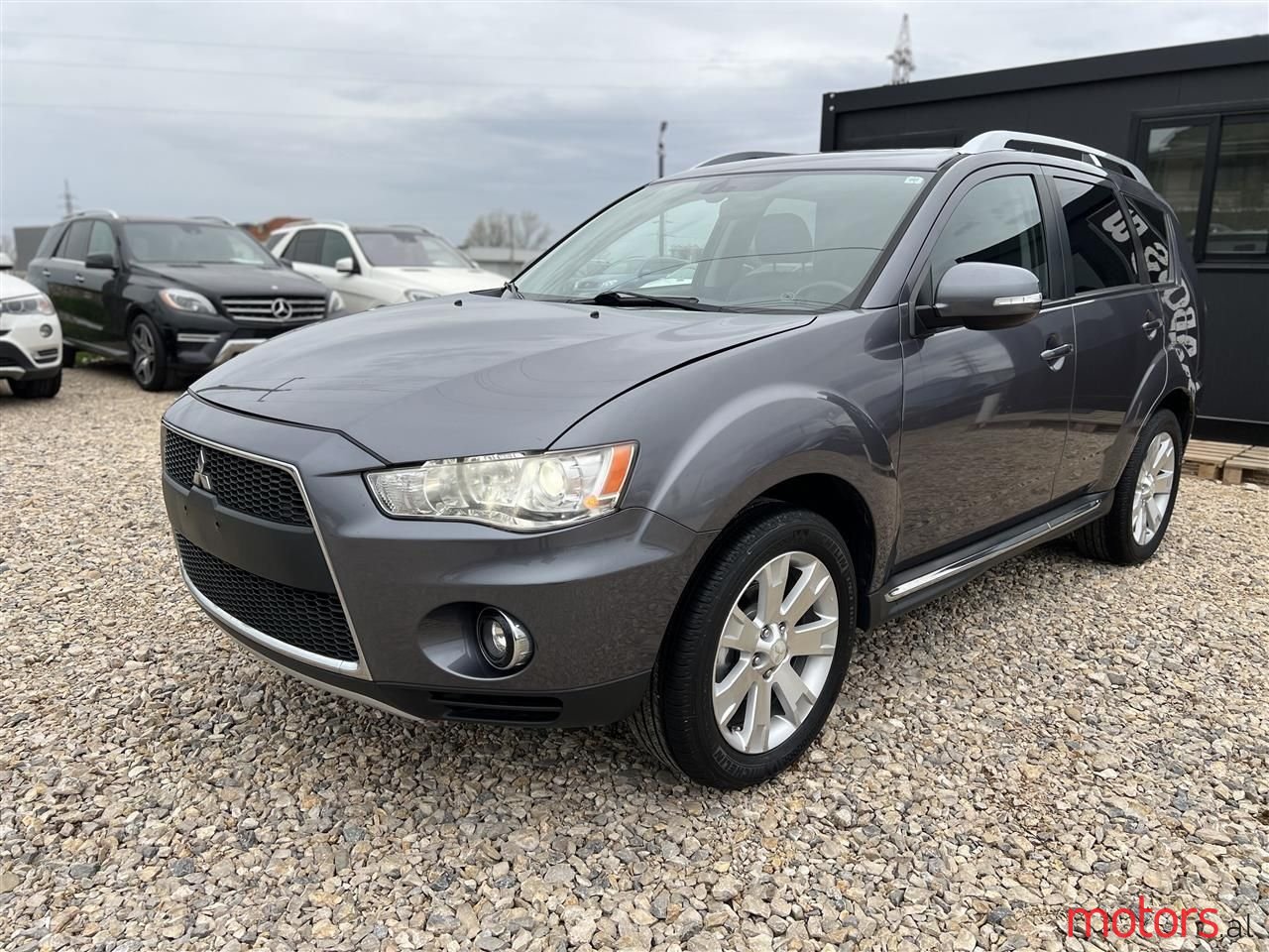 2010' Mitsubishi Outlander photo #2