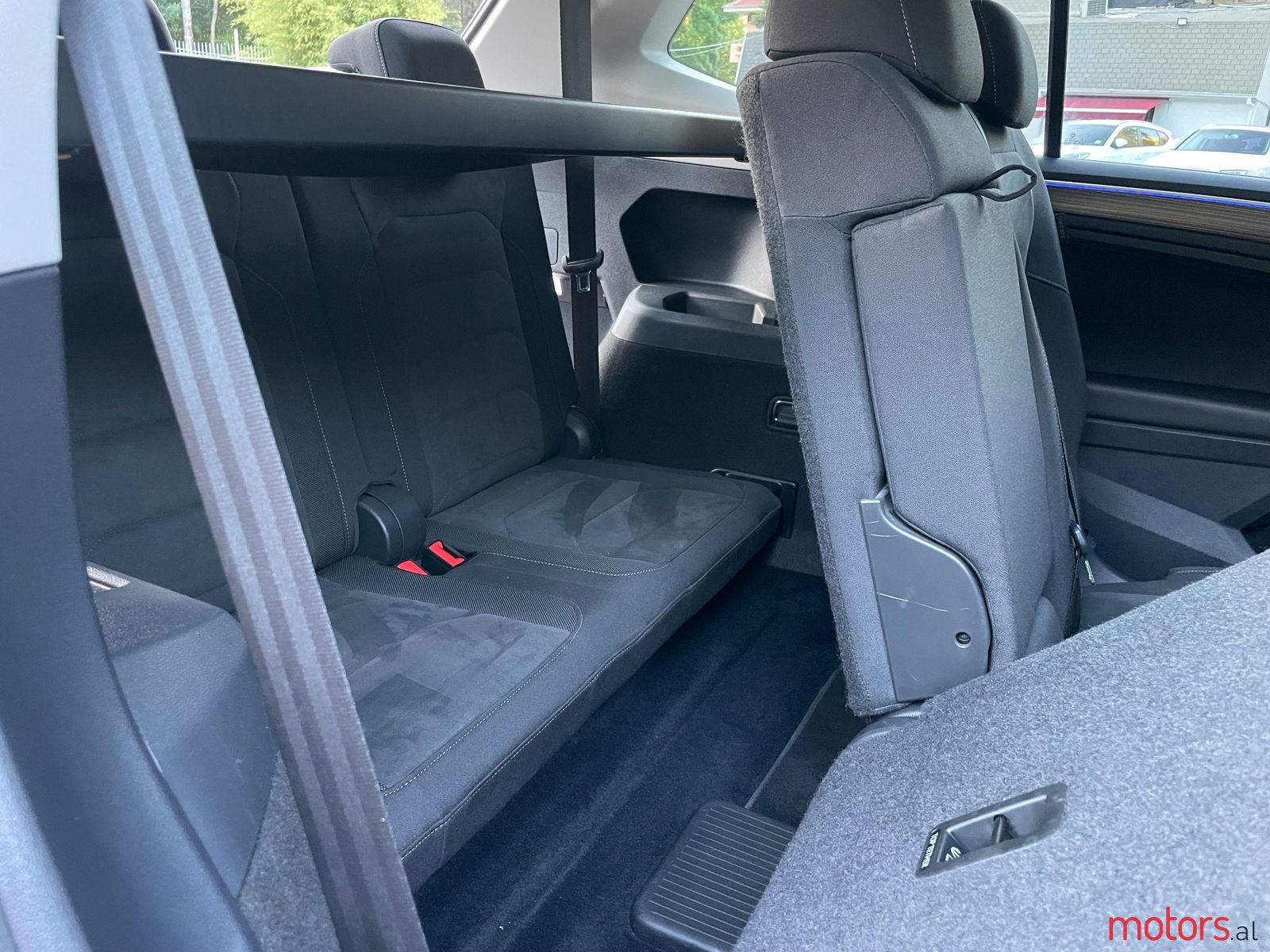2022' Volkswagen Tiguan photo #2