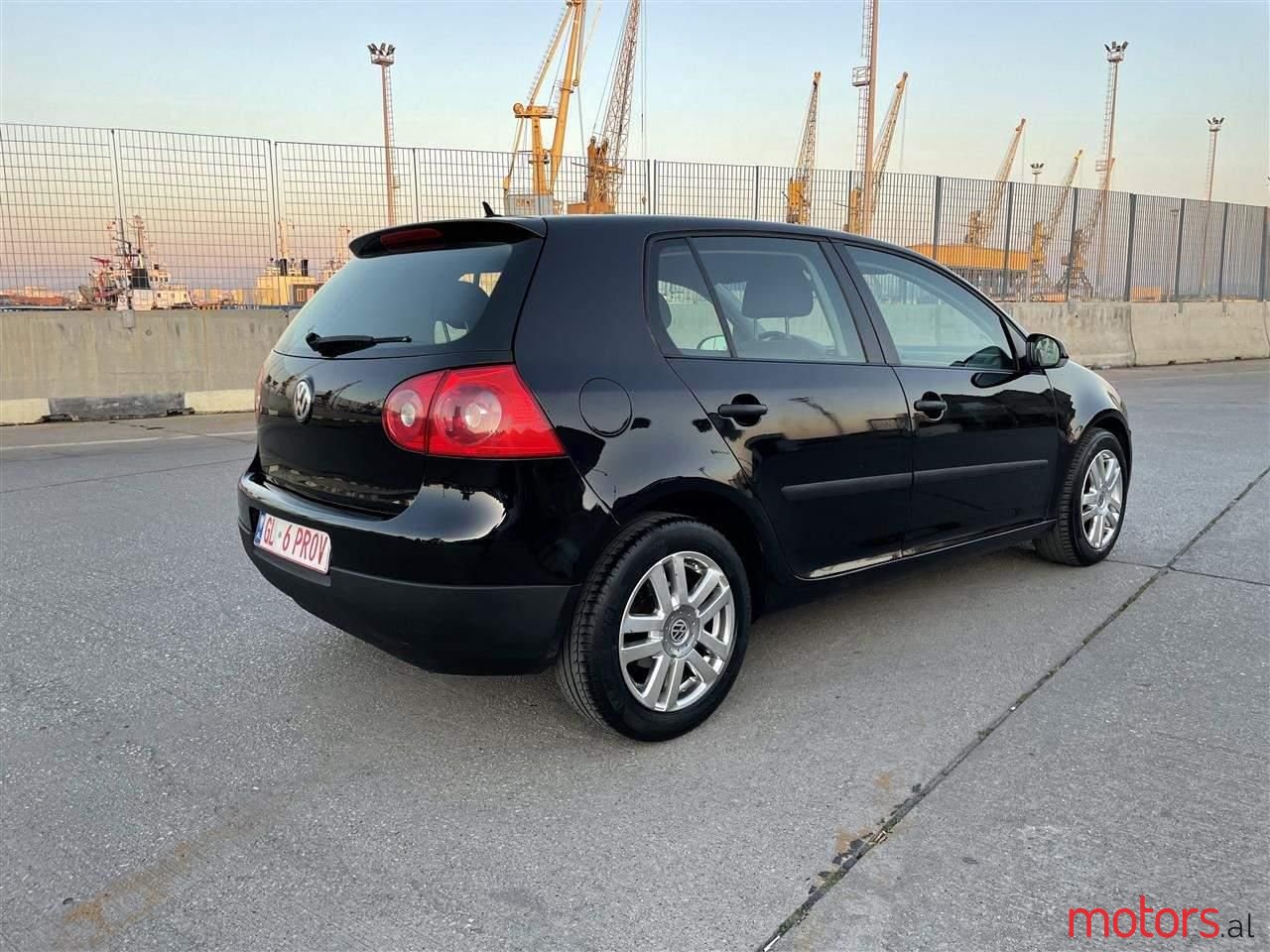 2005' Volkswagen Golf photo #2