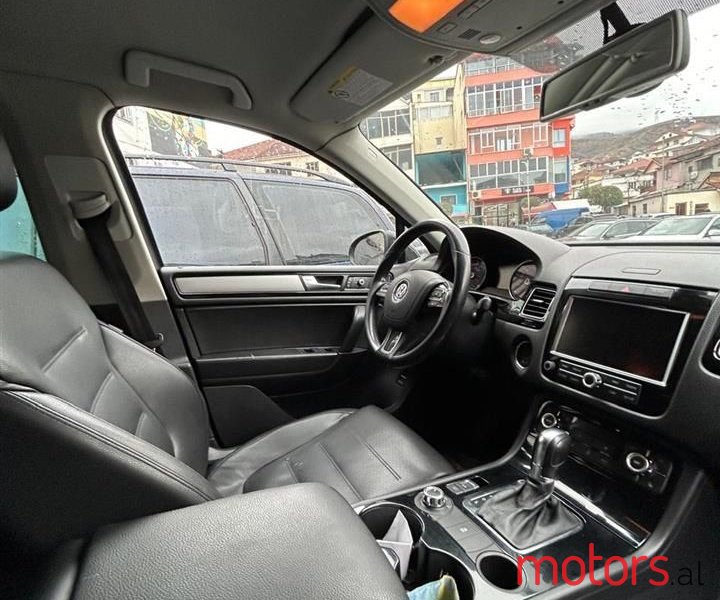 2011' Volkswagen Touareg photo #6