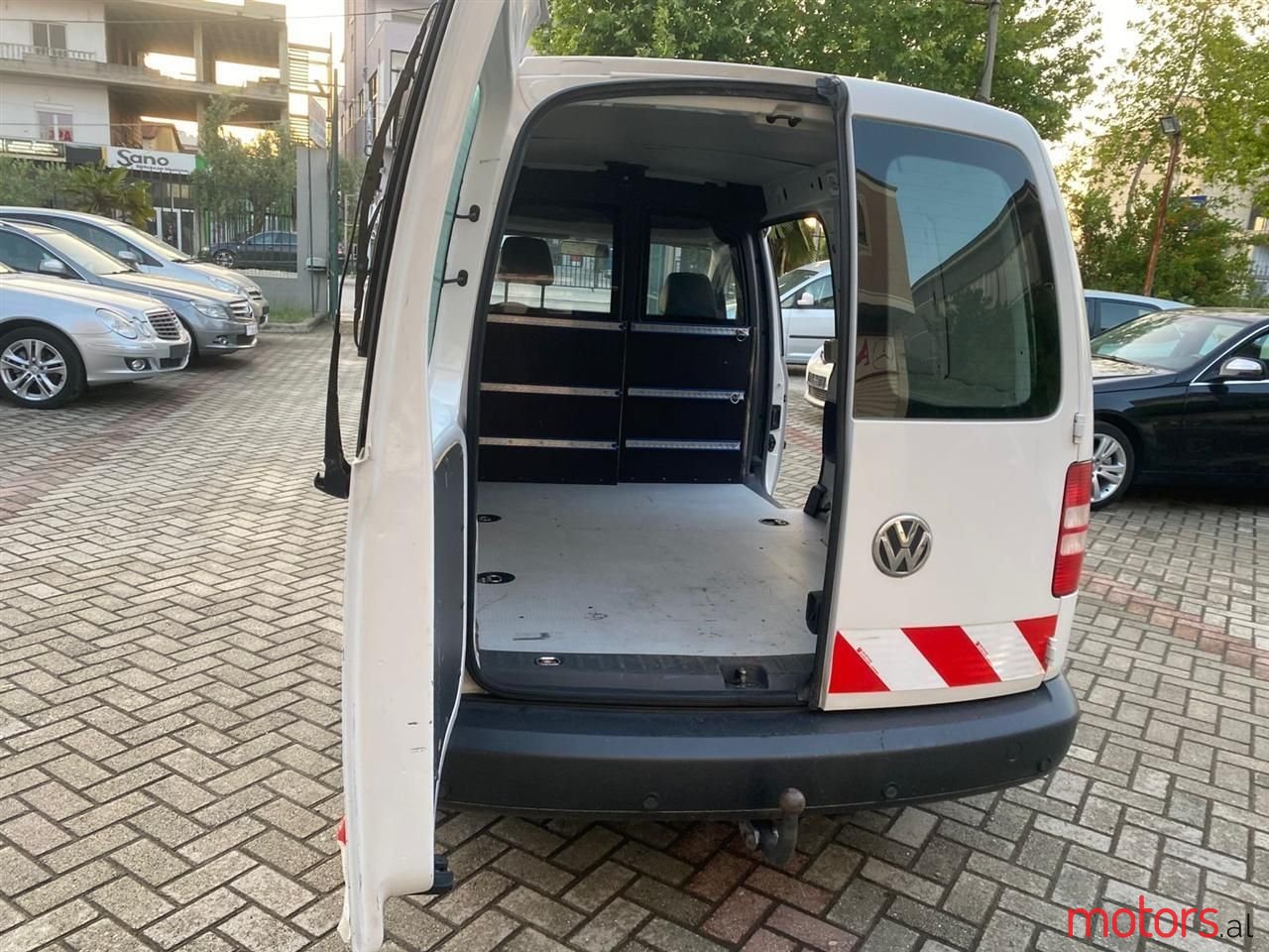 2011' Volkswagen Caddy photo #5