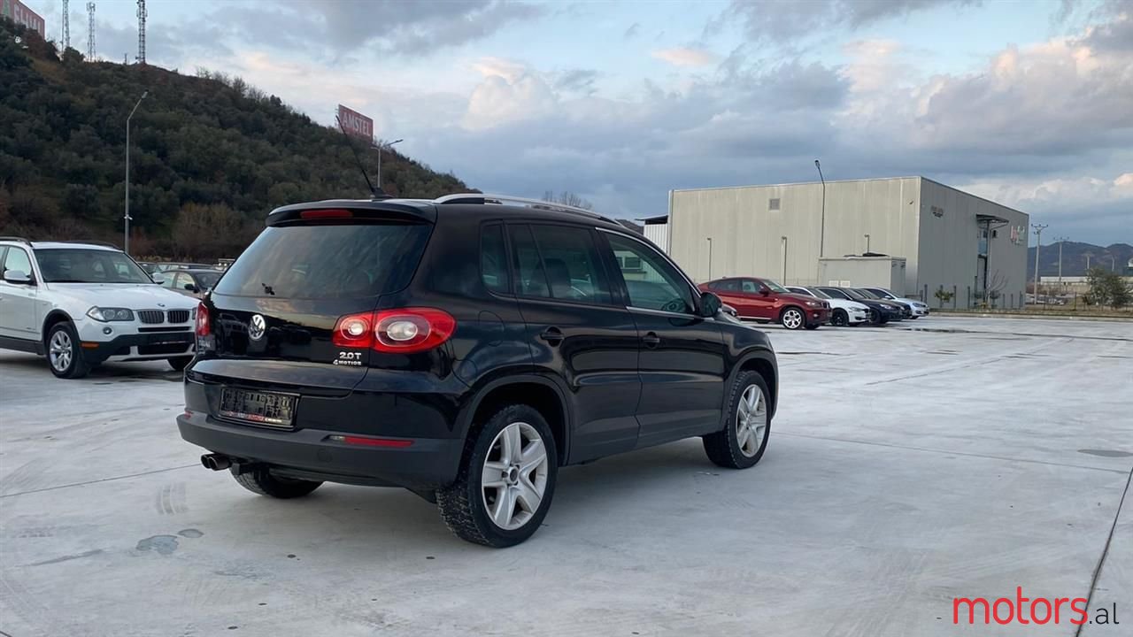 2010' Volkswagen Tiguan photo #2