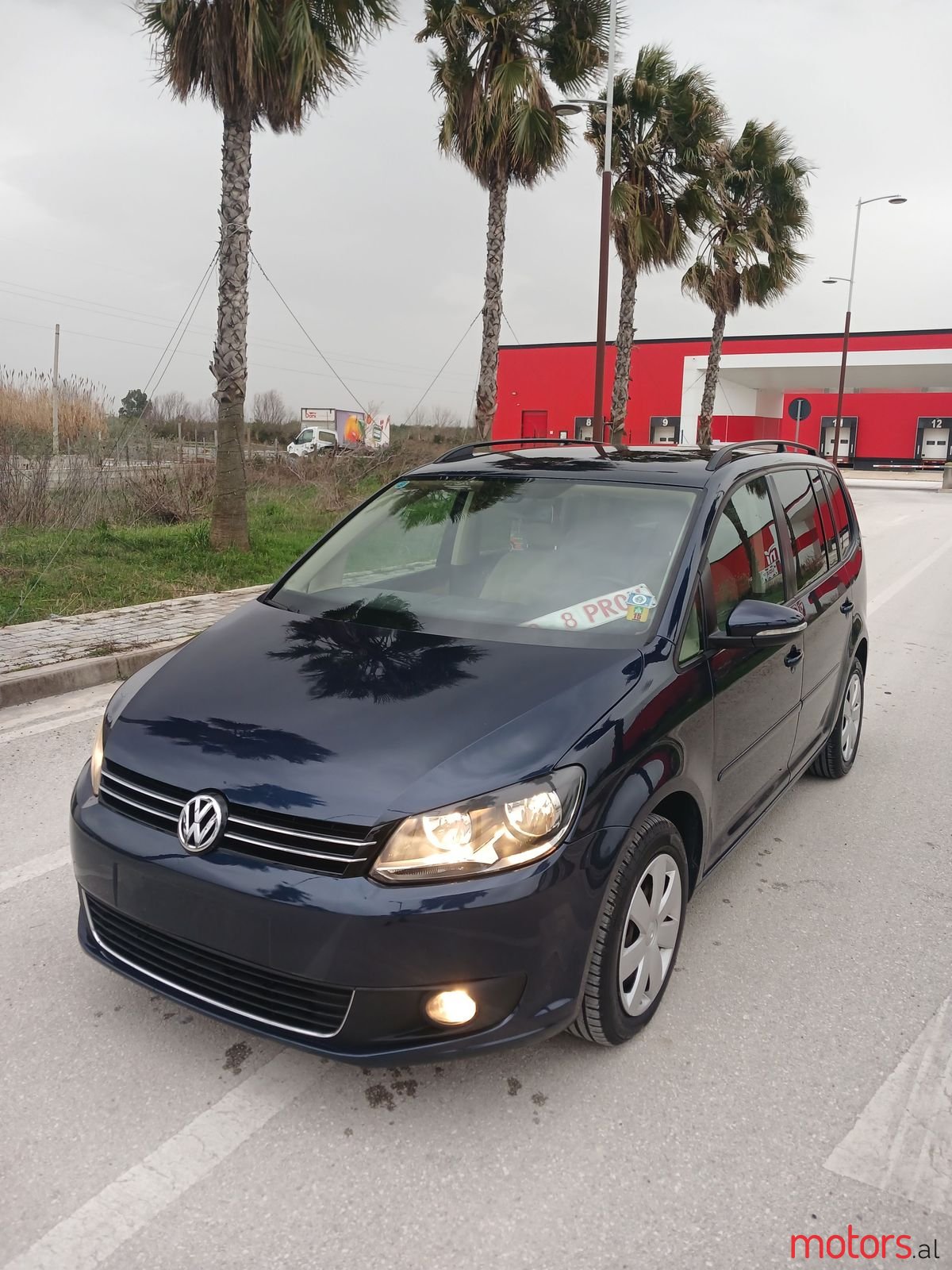 2011' Volkswagen Touran photo #2