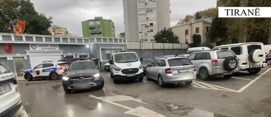 Trafikonin automjete luksoze nga Italia në Shqipëri, shpallen në kërkim dy shtetas