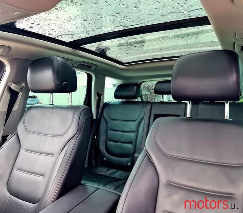 2011' Volkswagen Touareg photo #4