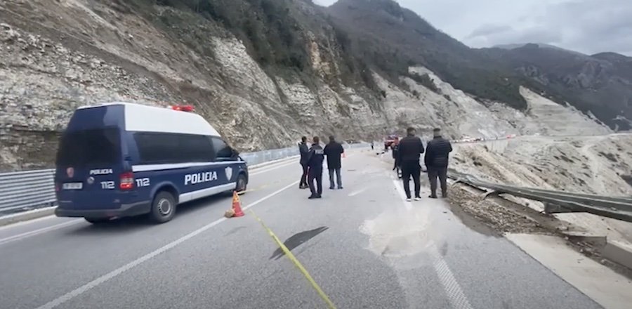Makina ra në humnerë dhe shpërtheu në flakë, vdes drejtuesi i mjetit në Gjirokastër