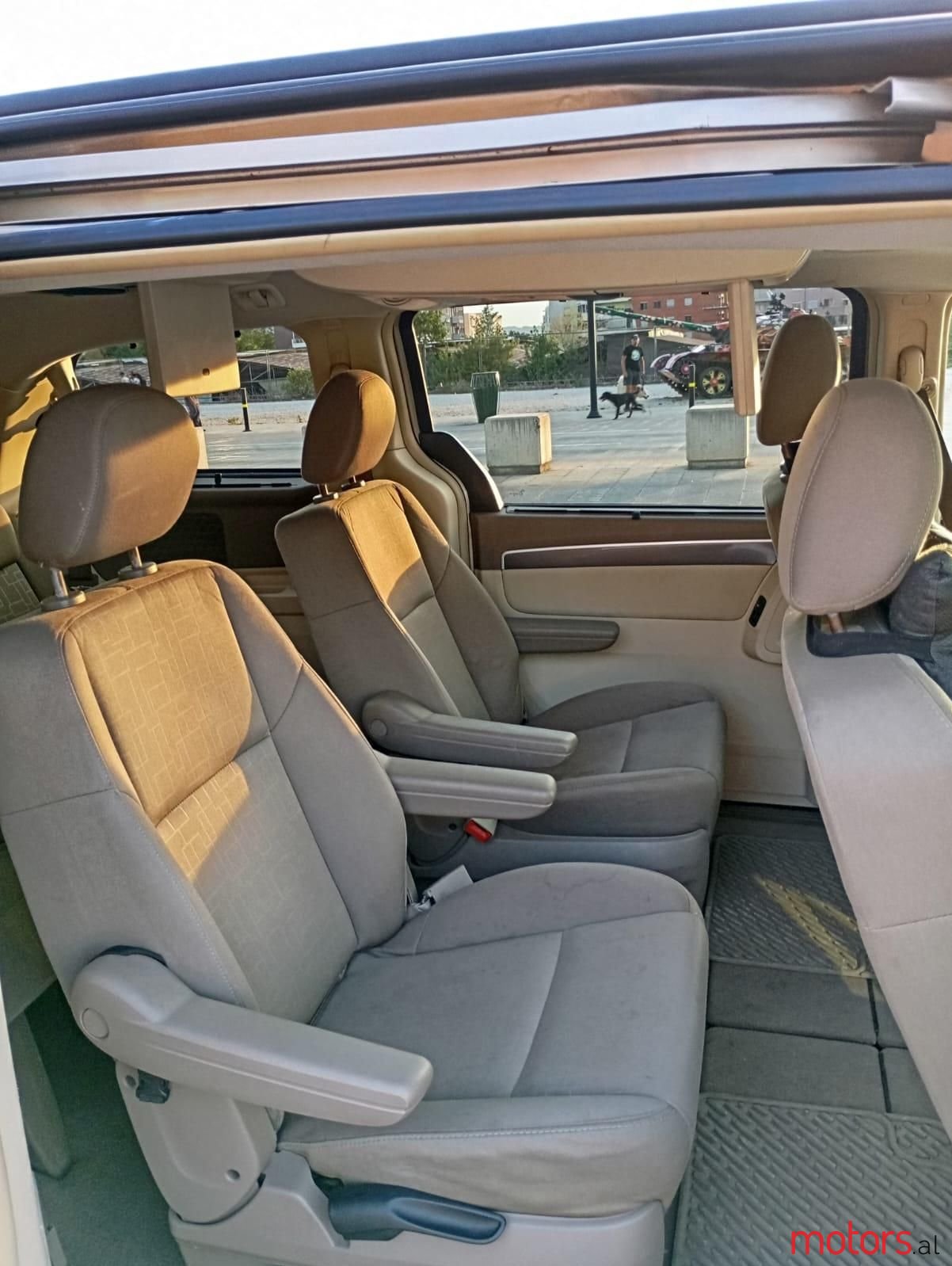 2009' Volkswagen Routan photo #4