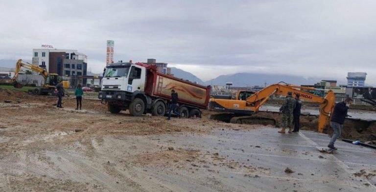 Rreziku nga përmbytje të reja, aksion në autostradën Tiranë-Durrës