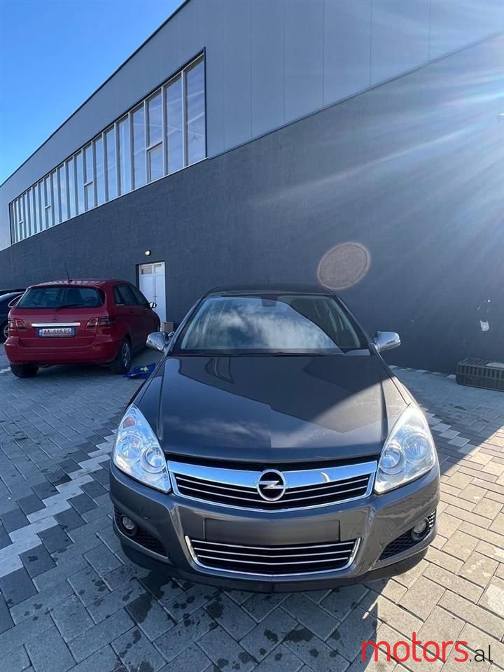 2010' Opel Astra photo #1