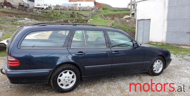 2002' Mercedes-Benz E-Class photo #1
