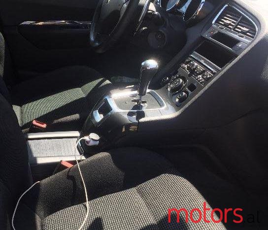 2012' Peugeot 5008 photo #1