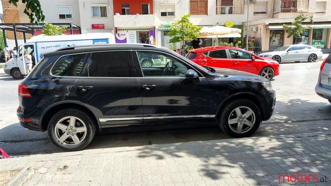 2012' Volkswagen Touareg photo #3