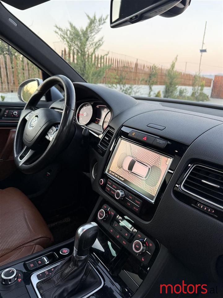 2015' Volkswagen Touareg photo #6